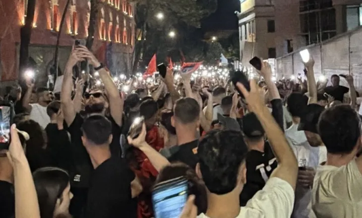 Vijon marshimi i protestuesve në Tiranë, merr mbështetje nga qytetarët, boritë e makinave shoqërojnë protestën