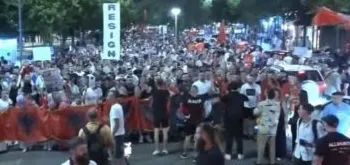 Vijon marshimi në kryeqytet/ Protestuesit thirrje kryeministrit: Rama jep dorëheqjen