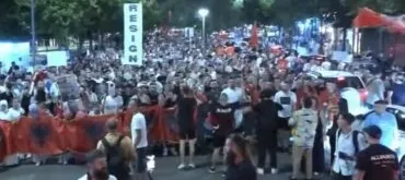 Vijon marshimi në kryeqytet/ Protestuesit thirrje kryeministrit: Rama jep dorëheqjen
