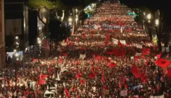 Vijon marshimi! Pas Kryeministrisë, protestuesit rrethojnë edhe AKSHI-n/ Shqiptarët të vendosur: Rama jep dorëheqjen