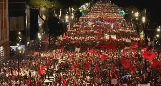 Vijon marshimi! Pas Kryeministrisë, protestuesit rrethojnë edhe AKSHI-n/ Shqiptarët të vendosur: Rama jep dorëheqjen