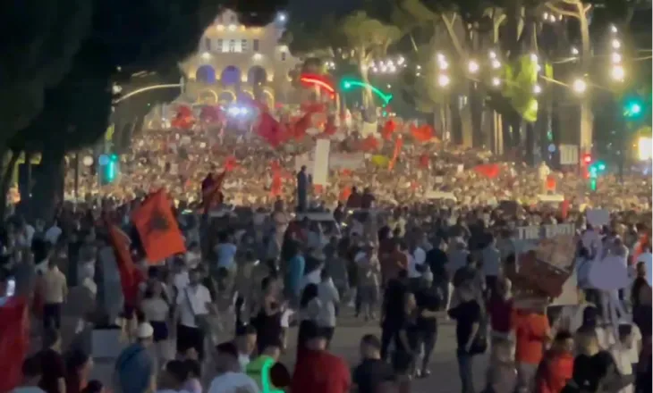 Vijon marshimi/ Protestuesit njëzëri: O Erion o legen, prite Ramën se po vjen!