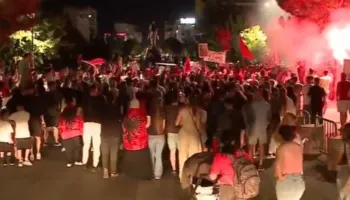 Vijon marshimi/ Protestuesit zbresin në rrugët e Tiranës, bulevardi ushton nga koret: “Poshtë diktatura”, “Rama ik!”