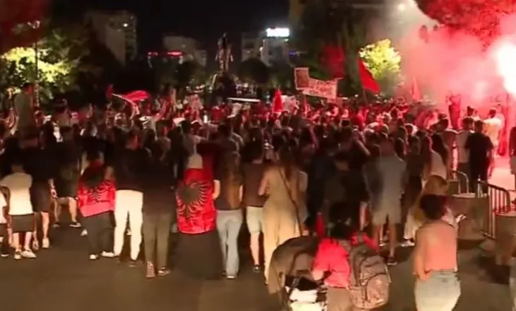 Vijon marshimi/ Protestuesit zbresin në rrugët e Tiranës, bulevardi ushton nga koret: “Poshtë diktatura”, “Rama ik!”