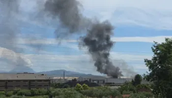 Vijon operacioni për shuarjen e zjarrit masiv në ish-Metalurgjik, 12 mjete zjarrfikëse, 2 fadroma në vendgjarje
