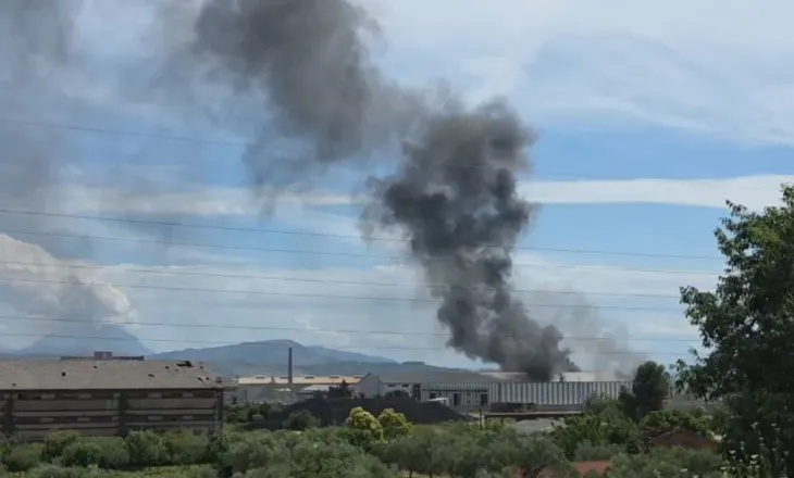 Vijon operacioni për shuarjen e zjarrit masiv në ish-Metalurgjik, 12 mjete zjarrfikëse, 2 fadroma në vendgjarje