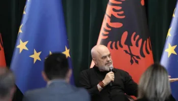 “Vini këtu me gënjeshtra që ju kanë bllokuar trurin”, Rama përplaset me gazetaren rumune për Zvërnecin: Po thoni diçka që nuk e kam thënë kurrë