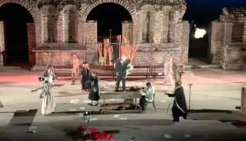 “Vizita” në Butrint, shfaqje e teatrit “Migjeni” që fton për reflektim mbi mikpritjen, diversitetin dhe humanizmin