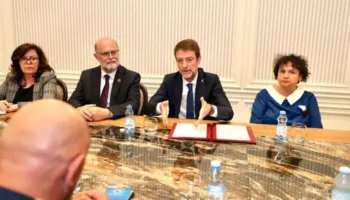 Vizita në Prishtinë, ministri Hoxha takon kryetarët e AAK dhe PDK: Mund të luajnë rol konstruktiv në ndërtimin e…