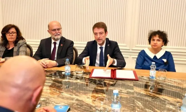 Vizita në Prishtinë, ministri Hoxha takon kryetarët e AAK dhe PDK: Mund të luajnë rol konstruktiv në ndërtimin e…
