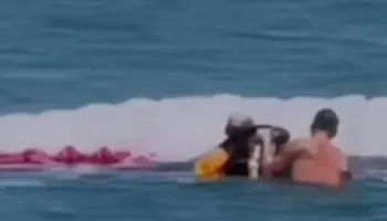 Vlorë/ Parashutisti bie në det gjatë uljes, dy pushues i shpëtojnë jetën