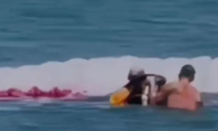 Vlorë/ Parashutisti bie në det gjatë uljes, dy pushues i shpëtojnë jetën