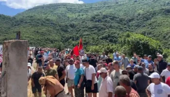 Vlorë/ Qytetarë të shumtë protestojnë në Kakome, shembin rrethimin që kufizonte tokat prej 22 vitesh