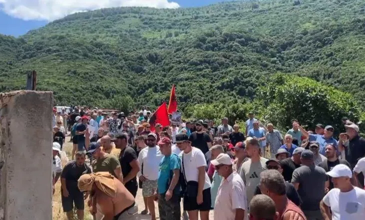 Vlorë/ Qytetarë të shumtë protestojnë në Kakome, shembin rrethimin që kufizonte tokat prej 22 vitesh