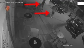 Vodhën banesën duke kërcënuar pronarin me thika, arrestohen 2 autorët, sekuestrohen euro dhe telefona