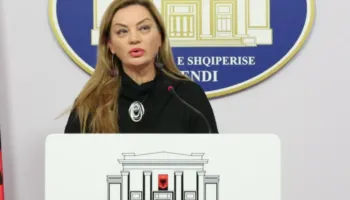 Vokshi kërkesë kryeparlamentarit Peleshi: Rama te raportojë në Kuvend për negociatat me BE-në