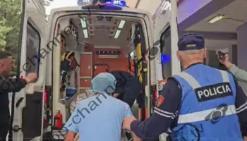 Vrasësi i policit në Maliq niset drejt spitalit të Tiranës nën forca të shumta policie, momenti kur i afrohet një person te ambulanca dhe…