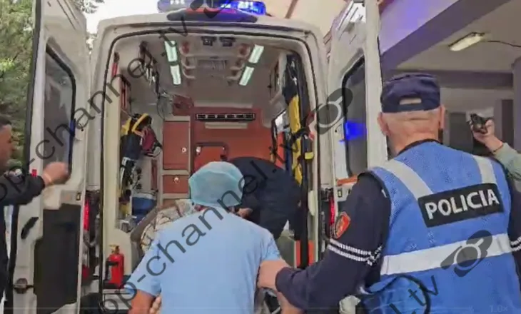 Vrasësi i policit në Maliq niset drejt spitalit të Tiranës nën forca të shumta policie, momenti kur i afrohet një person te ambulanca dhe…
