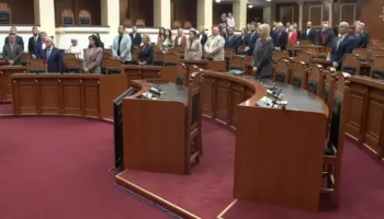 Vrasje e efektivit në Maliq, Kuvendi nis me 1 minutë heshtje për policin e vrarë