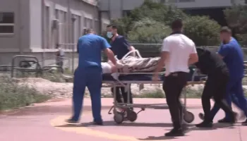 Vrau dhe plagosi një polic, momenti kur autori i masakrës në Maliq në mbërrin te Spitali i Traumës