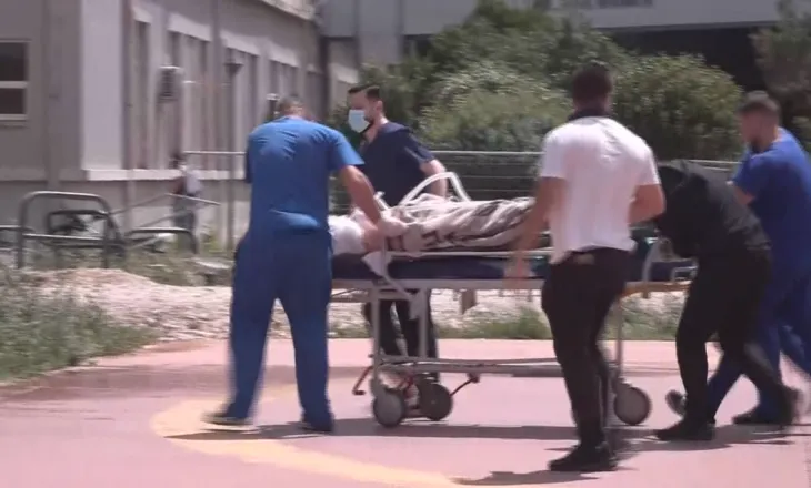 Vrau dhe plagosi një polic, momenti kur autori i masakrës në Maliq në mbërrin te Spitali i Traumës