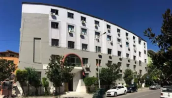 Vrau me thikë fqinjin në Rrogozhinë, gjykata lë në burg 27-vjeçarin: Kam qenë unë viktima, ai më ka goditur