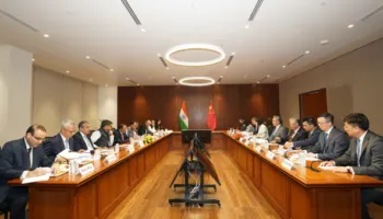 Wang Yi kërkon partneritet Kinë-Indi, jo rivalitet!