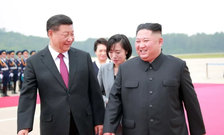 Xi Jinping në Korenë e Veriut pas 7 vitesh, pritje madhështore me lule dhe të shtëna me top