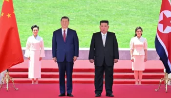 Xi Jinping vizitë zyrtarë në Korenë e Veriut, pritet nga Kim Jong Un me paradë ushtarake e flamuj kinez, ja çfarë do diskutojnë dy liderët