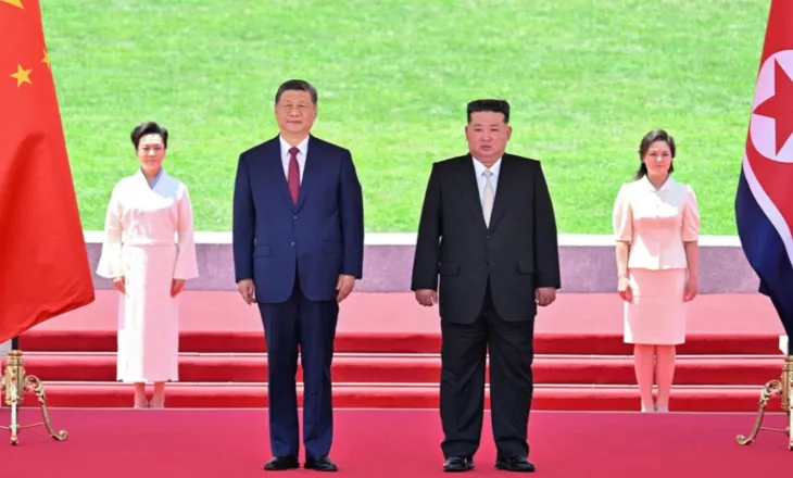 Xi Jinping vizitë zyrtarë në Korenë e Veriut, pritet nga Kim Jong Un me paradë ushtarake e flamuj kinez, ja çfarë do diskutojnë dy liderët