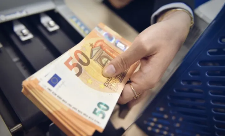 Zbrazën llogaritë bankare të klientëve, arrestohen disa persona, mes tyre dy drejtuesit