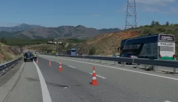Zbriti nga autobusi dhe po kalonte Rrugën e Kombit, përplaset për vdekje shqiptarja nga Kosova