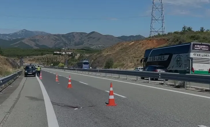 Zbriti nga autobusi dhe po kalonte Rrugën e Kombit, përplaset për vdekje shqiptarja nga Kosova