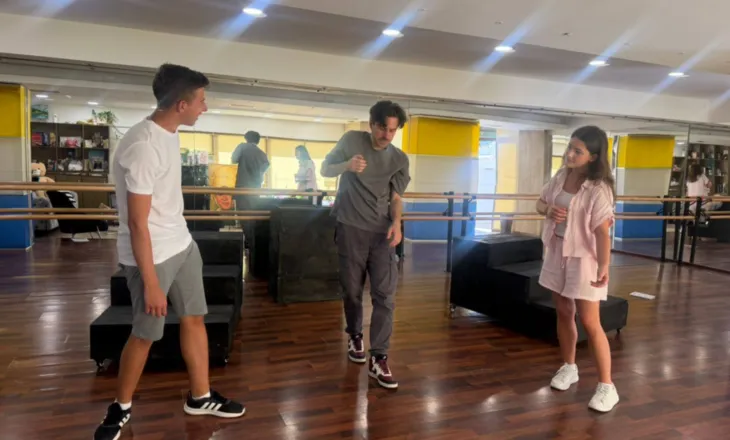 “Zëri im ka vend”, një shfaqje që vendos në qendër fëmijët dhe përcjell mesazhe në teatrin Metropol  