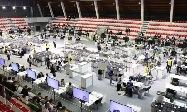 Zgjedhjet e parakohshme/ Numërohen 99.40% e votave në Kosovë, sytë mbeten nga 15 kutitë e fundit