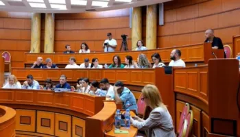 Zgjerohet programi u rindërtimit pas tërmetit/ Protesta e flamingove “futet” në Këshillin Bashkiak të Tiranës, tensione në mbledhje