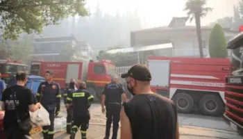 Zjarr masiv në Derven të Selanikut, humb jetën një person, plagoset një tjetër