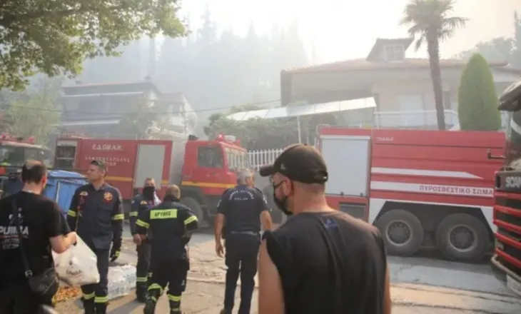 Zjarr masiv në Derven të Selanikut, humb jetën një person, plagoset një tjetër