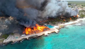 Zjarr masiv shkatërron resortin në Republikën Dominikane, një viktimë dhe 1.700 të evakuuar (VIDEO)