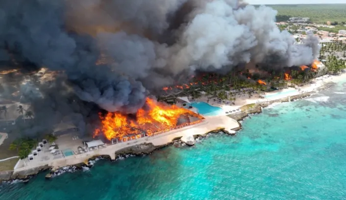 Zjarr masiv shkatërron resortin në Republikën Dominikane, një viktimë dhe 1.700 të evakuuar (VIDEO)