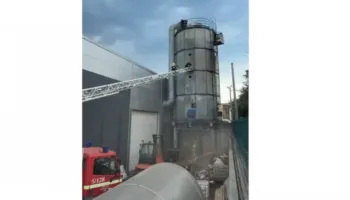 Zjarr në ambientet e jashtme të një fabrike druri në Elbasan, ndërhyjnë zjarrfikësit