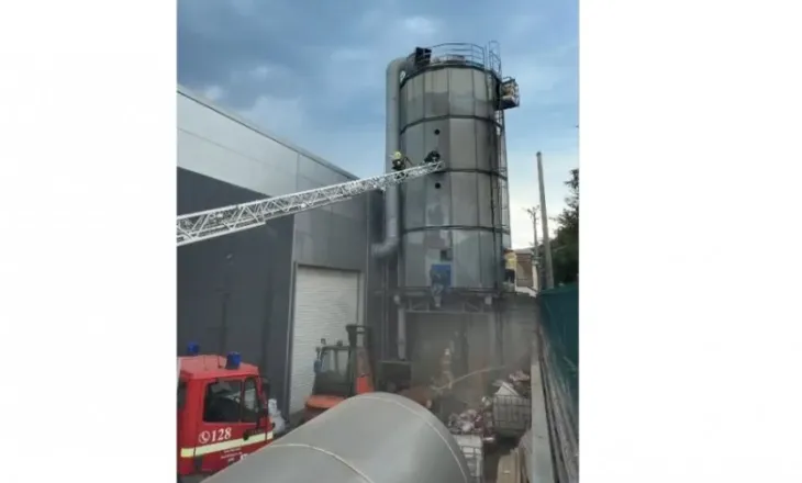 Zjarr në ambientet e jashtme të një fabrike druri në Elbasan, ndërhyjnë zjarrfikësit