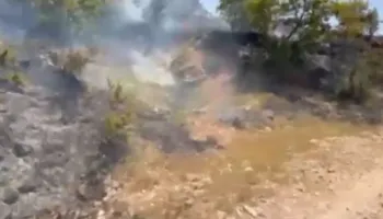 Zjarr në fshatin Kordhocë të Gjirokastrës, flakët rrezikuan dy banesa, vihet nën kontroll nga zjarrfikësit