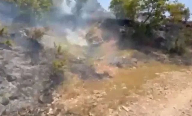 Zjarr në fshatin Kordhocë të Gjirokastrës, flakët rrezikuan dy banesa, vihet nën kontroll nga zjarrfikësit