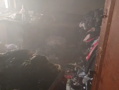 Zjarr në një banesë në Pogradec, vihen nën kontroll flakët! Shkaktohen dëme të shumta materiale