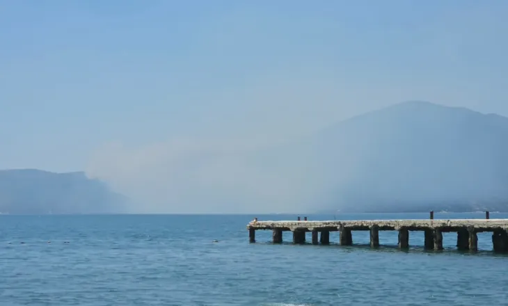 Zjarr në Raven të Karaburunit, flakët përfshijnë një sipërfaqe të konsiderueshme kullotash
