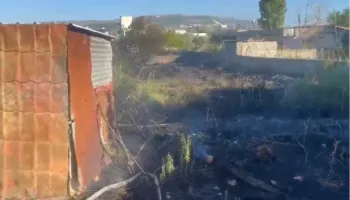 Zjarr në Vlorë/ Digjen shkurre e barishte pranë një banese