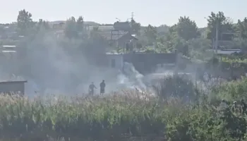 Zjarr pranë një blloku banimi në Vlorë, flakët rrezikojnë banesat! Forcat zjarrfikëse në vendngjarje