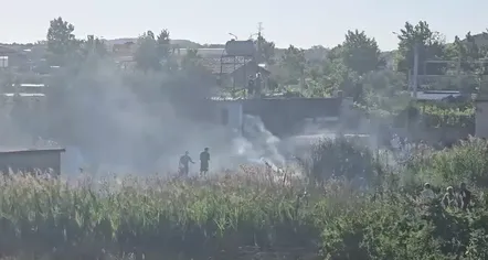 Zjarr pranë një blloku banimi në Vlorë, flakët rrezikojnë banesat! Forcat zjarrfikëse në vendngjarje