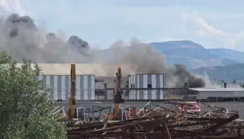 Zjarri në fabrikën “Optimal” në ish-Metalurgjikun e Elbasanit, flakët përfshijnë magazinën
